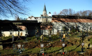 Kloster St. Ottilien mit Friedhof